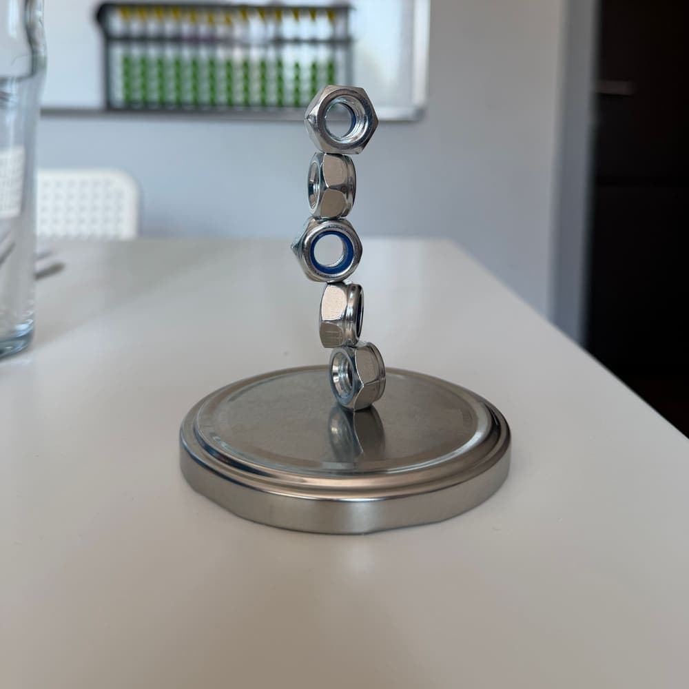 Metalne matice poredane jedna na drugu, spojene magnetom